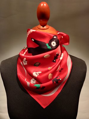 röd sidenscarf röd scarf i siden tousnalle chic accessoar damscarf