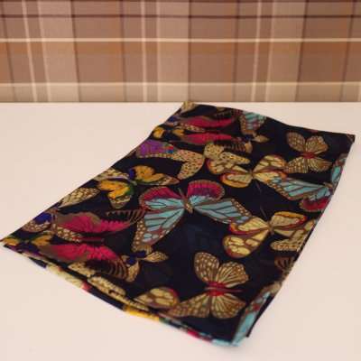 Zoom bild av reseplagg vacker siden sjal med vackra färger festplagg vardagsplagg sjal