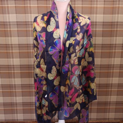 Zoom bild av sidensjal blå med fjärilar vacker damsjal i siden