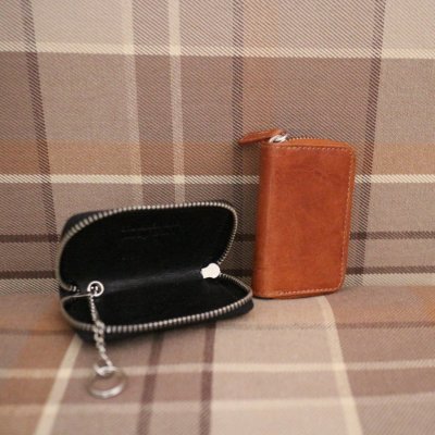 Zoom bild av skinnfodral med nyckelring i skinn perfekt presenttips