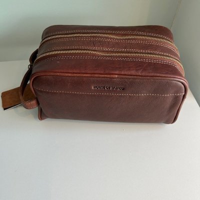 Zoom bild av cognac skinn necessär herr necessär