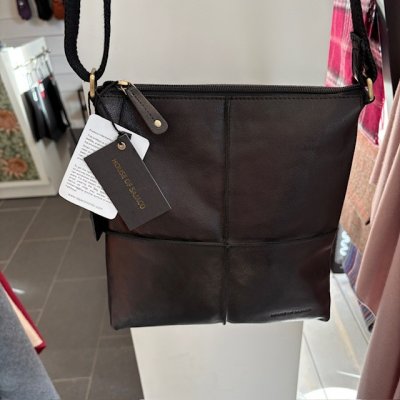 Zoom bild av snygg axelremsväska skinn house of sajaco dam