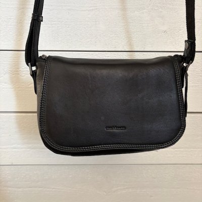 Zoom bild av svart tuscany flap bag the monte svart buffelskinn