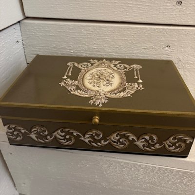 Zoom image of Box Colonial, Taupe/Olive