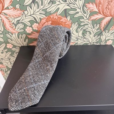 Zoom bild av old money style slips tweed grå fiskben