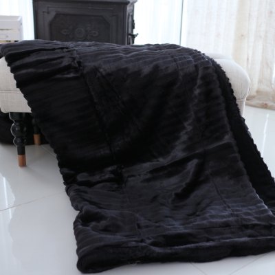 Zoom bild av faux fur elegant pläd i faux fur svart smalspårig pläd