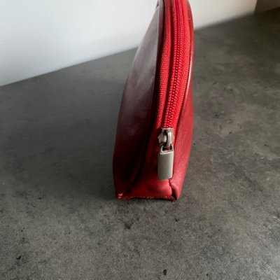 Zoom bild av nätt sminkväska i skinn röd liten mini sminkväska