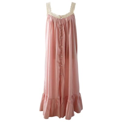 Zoom bild av vackert rosa nattlinne mycket tyg madicken stil vintagestil gammaldags stil