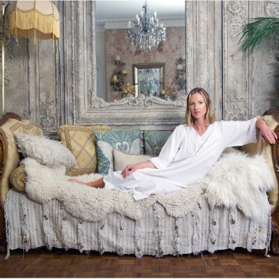 Zoom bild av gammaldags gustavianska nattlinnen sekelskiftesstil gods o gårdar