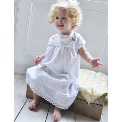 Zoom bild av vackra engelska nattlinnen coumtryliving