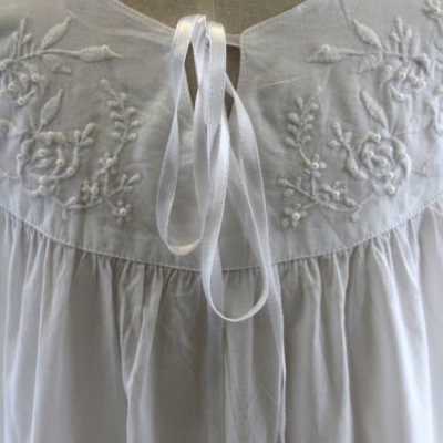 Zoom bild av nattlinnen i gårdskänsla gammaldags engelsk design