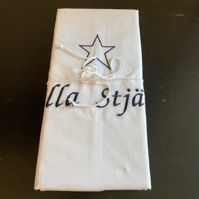 Zoom bild av påslakanset spjälssäng blinka lilla stjärna ekologisk bomull