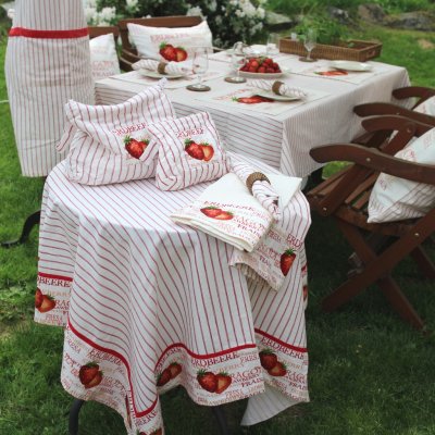 Zoom image of Tablecloth Strawberry, 130 x 130