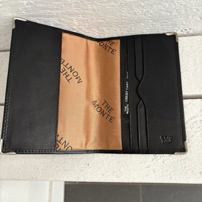 Zoom bild av passfodra l i svart skinn metallhörn rfid skydd