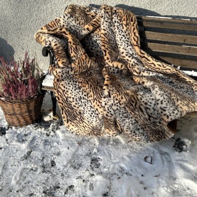 Zoom bild av vacker tigermönstrad pläd faux fur