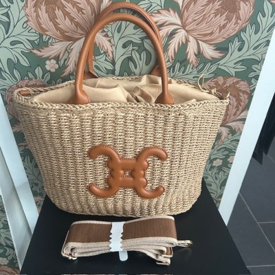 Zoom bild av oldmoney style klassisk sommarväska celine totebag korgväska stråväska basket tote logo Celine lyxväska