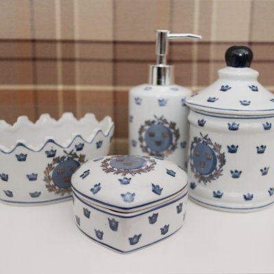 Zoom bild av vacker gustaviansk kunglig skål sköljskål vintagestyle