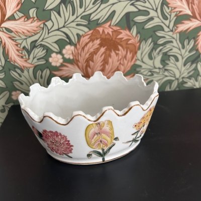 Zoom bild av tulip porslinsskål gammaldags sekelskiftes sköljskål