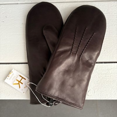 Zoom bild av klassisk snygg elegant tumvante handske lammnappa med lammpäls fårskinnsfodrade tumvantar dam elegan chokladbruna