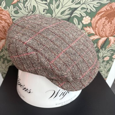 Zoom bild av amnda chtistensen keps i tweed old money style countryclub style överklass jakt stil