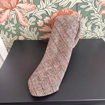 Zoom bild av brun klassisk tweed slips old money style klassisk countrystyle gentleman tweed