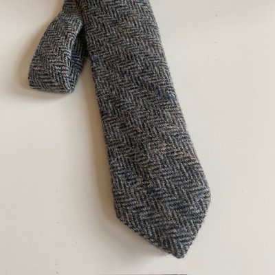 Zoom bild av harris fiskbensmönstrad tweed slips