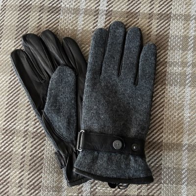 Zoom bild av stilfull snygg handske herr stickad med skinn ungdomligare sportigar handske killar herr ullfoder