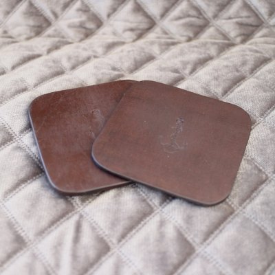 Zoom bild av brun rustik skinncoaster i skinn mr fredrik i sadelskinn sadel läder