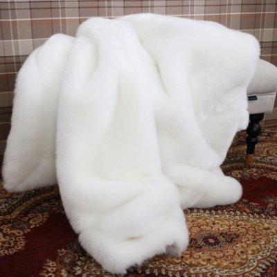 Zoom bild av underbar tjock vit fluffig lyx pläd isbjärnen pläd isbjörnen pläd vinterhare