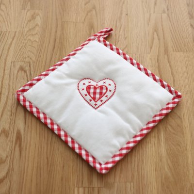 Zoom bild av grytlapp vit röd hjärta jul valentine svensk design
