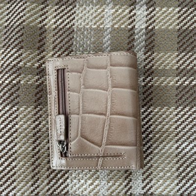krokodilmönstrad plånbok taupe1