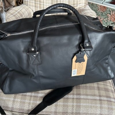 weekendbag milano svart vintageinspiraret buffrat skinn