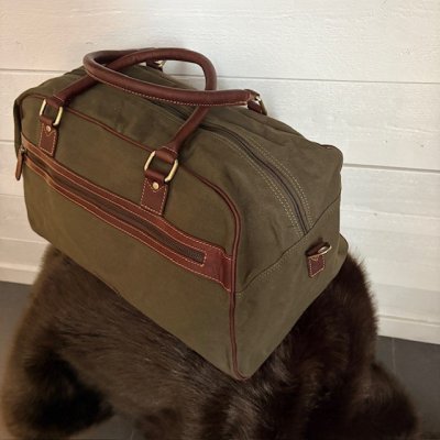 Zoom bild av jakt weekenbag canvas oliv