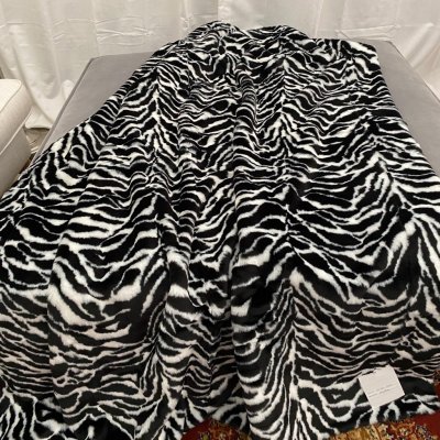 Zoom bild av snygga plädar för inredning o mys zebra mönstrad pläd