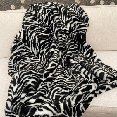Zoom bild av Zebra pläd i fuskpäls fuskpälsplädar djurmönster zebra svensk design hemsidan design